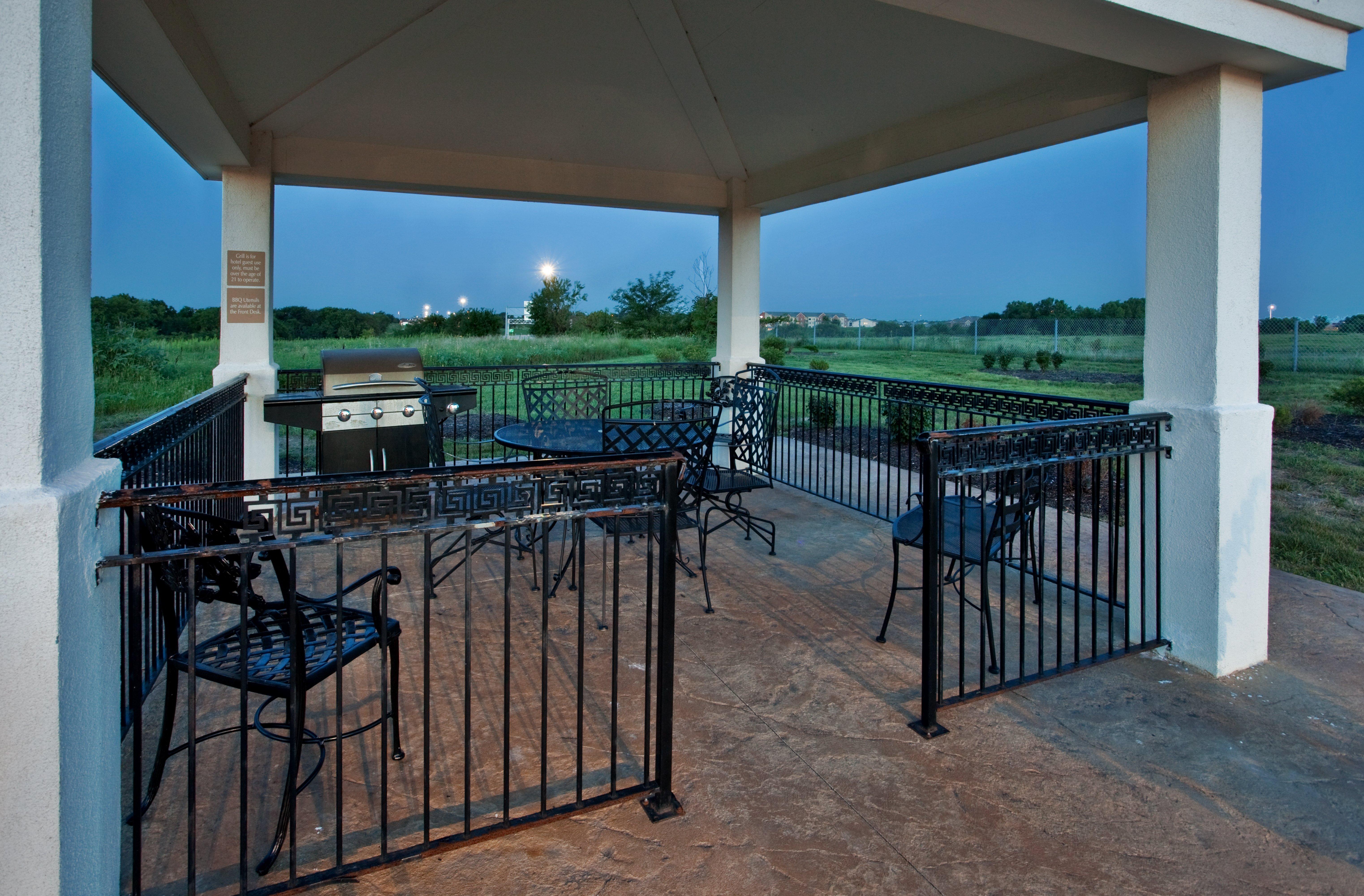 Candlewood Suites Olathe By Ihg Exterior photo